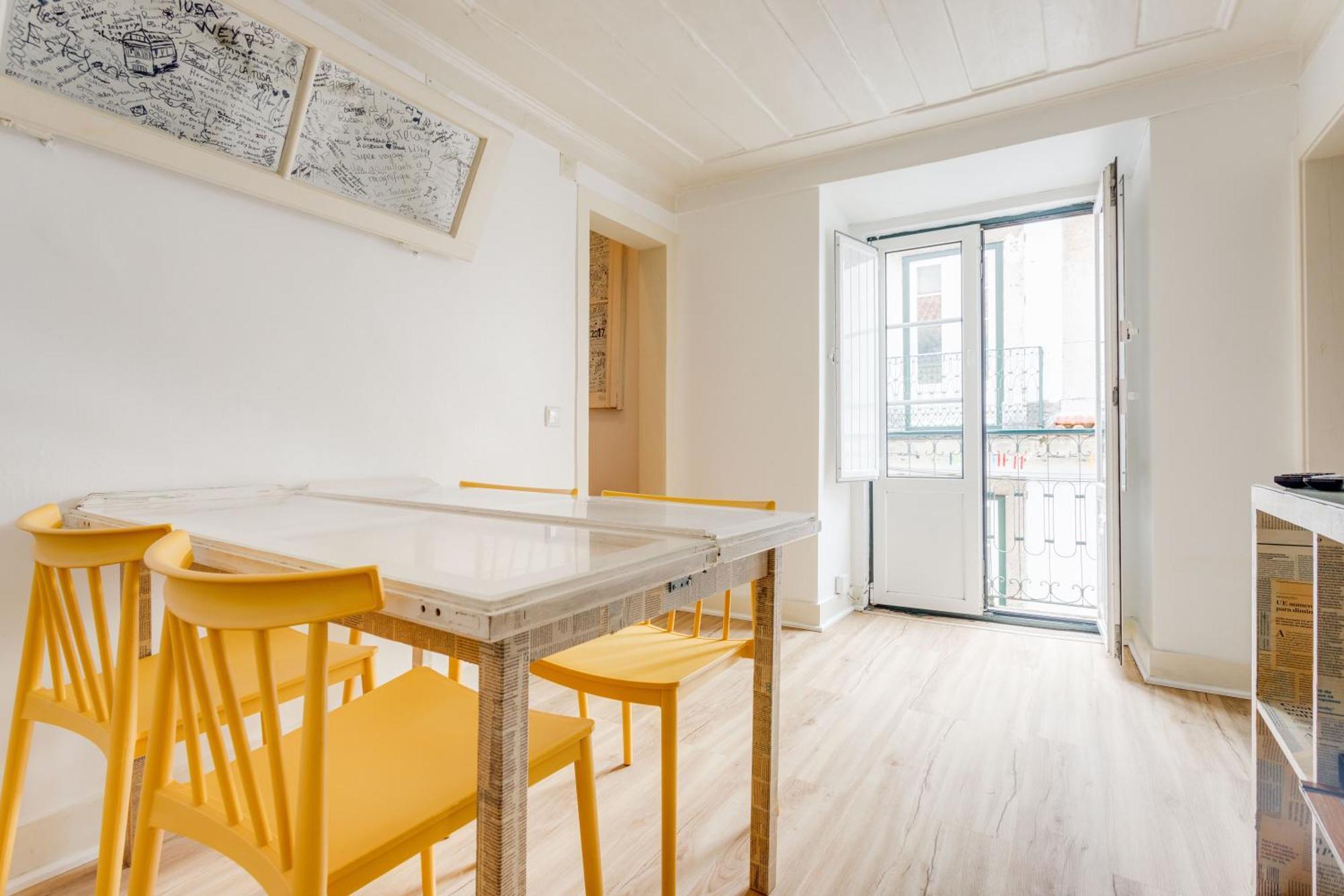 Bairro Alto Window - Cozy Spot In A Buzzing Locale Lisbon